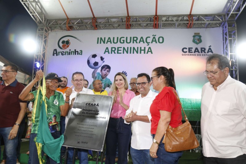 Governo do Ceará entrega equipamentos esportivos e loja de artesanato no Cariri